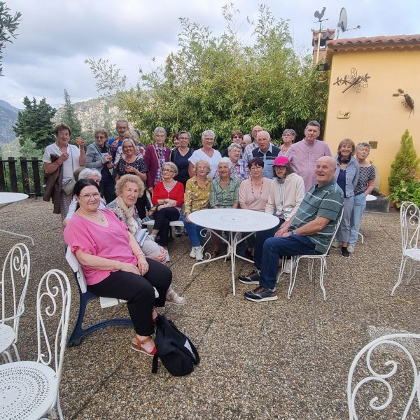 20250608 sejour seniors photo de groupe exterieur